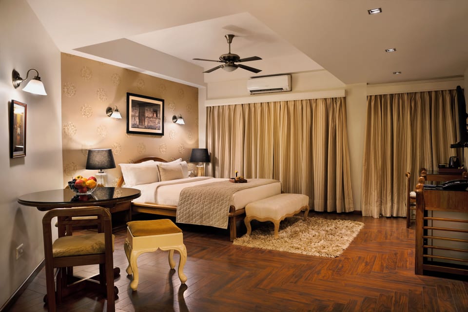 Executive Studio Suite | Minibar, in-room safe, desk, soundproofing