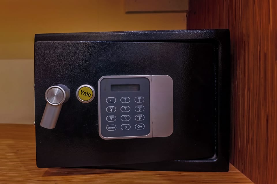 Max Queen Room | In-room safe, desk, free WiFi, bed sheets