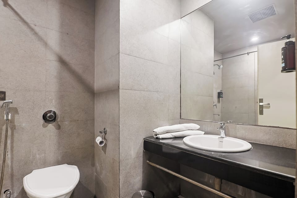 Max Queen Room | Bathroom | Shower, free toiletries, hair dryer, towels