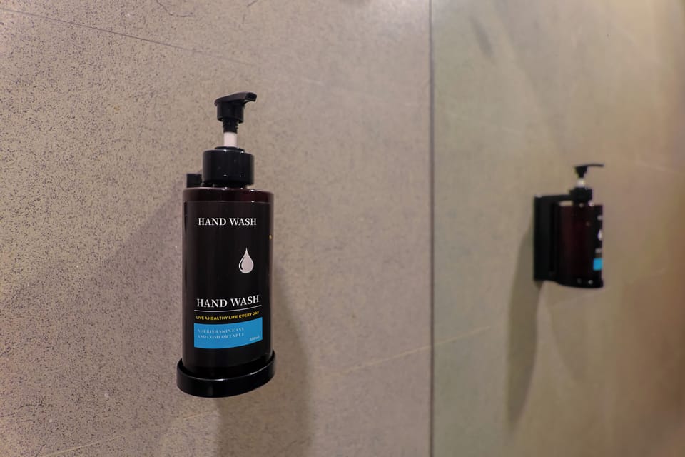 Max Queen Room | Bathroom | Shower, free toiletries, hair dryer, towels