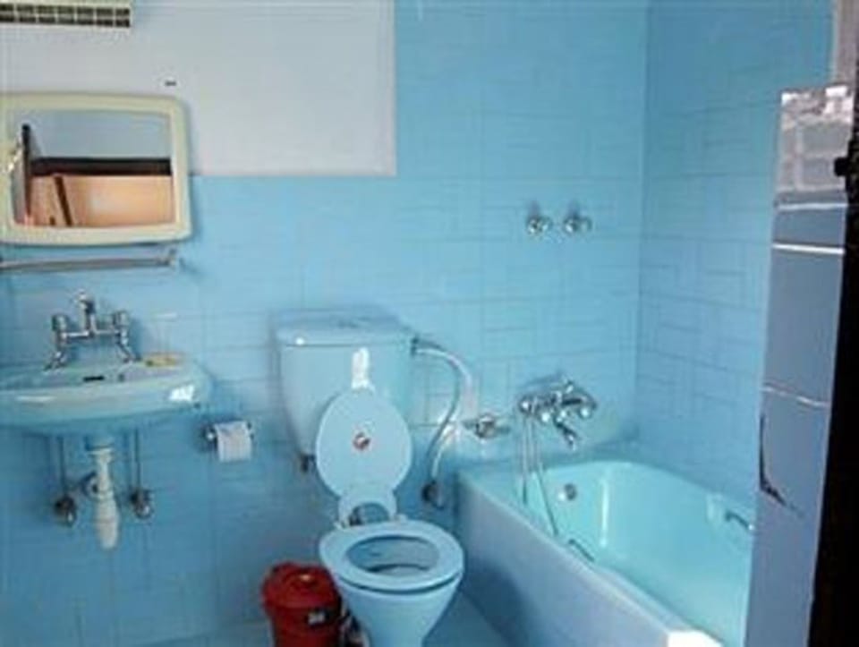 Standard Room | Bathroom | Shower, free toiletries, towels
