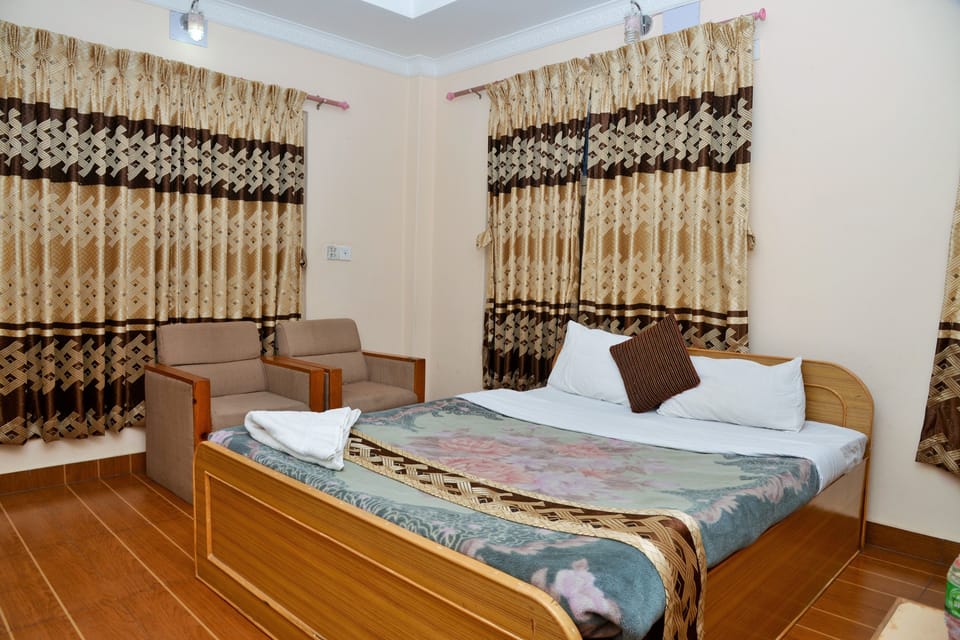 Deluxe Double or Twin Room | In-room safe, desk, soundproofing, iron/ironing board
