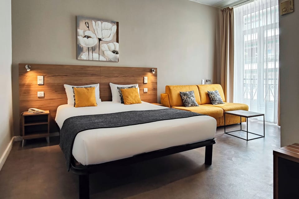 Deluxe Room | Minibar, in-room safe, desk, laptop workspace