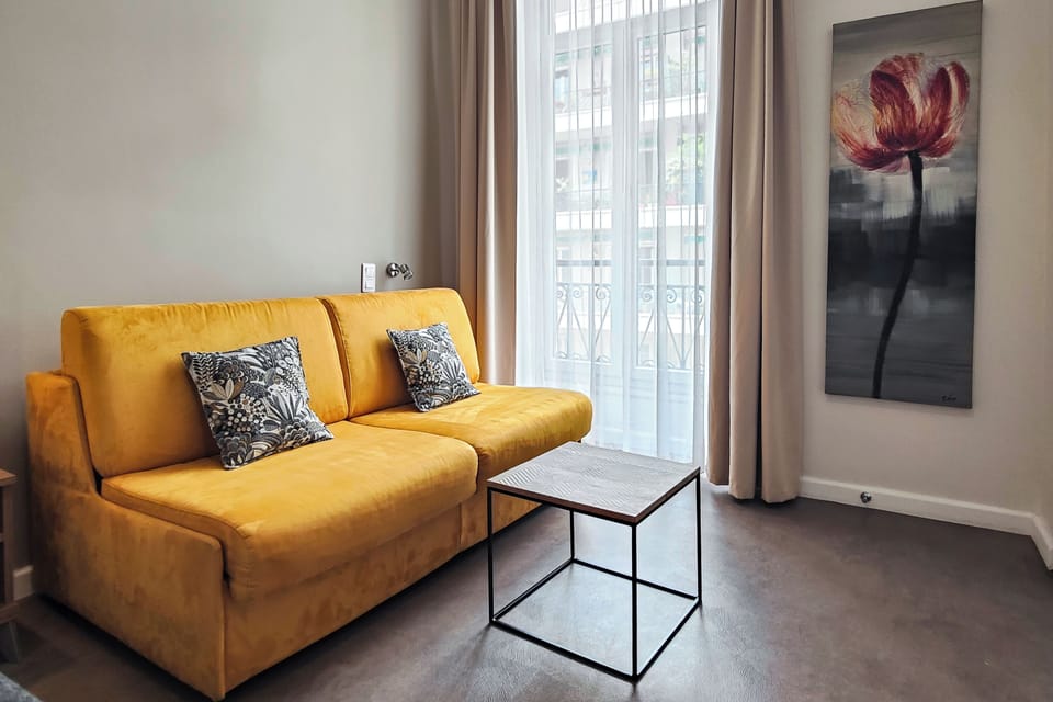 Deluxe Room | Living area | 22-inch flat-screen TV with satellite channels, TV