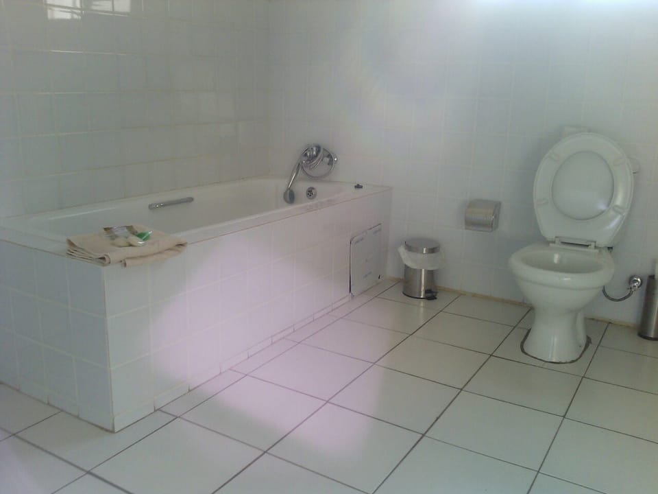 Bathtub, free toiletries, towels