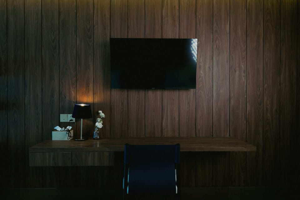 Superior | Living area | 32-inch TV with cable channels, DVD player