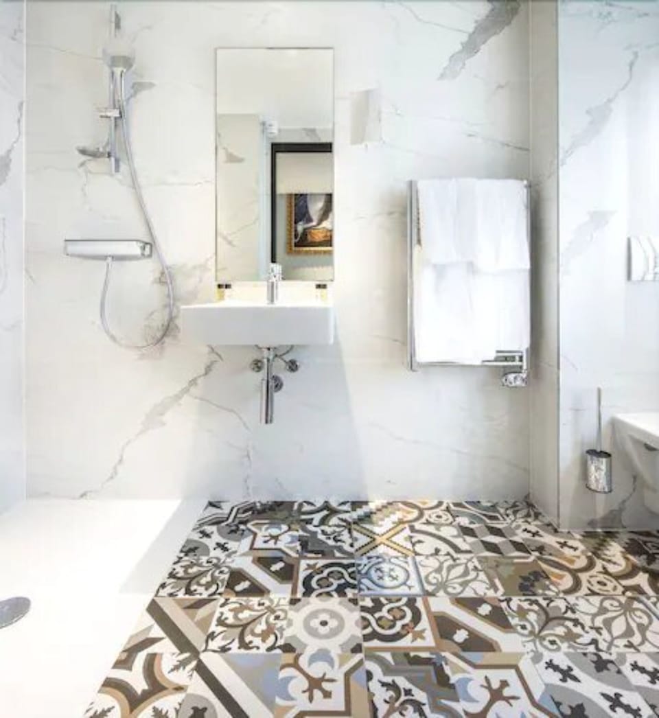 Shower, rainfall showerhead, free toiletries, hair dryer