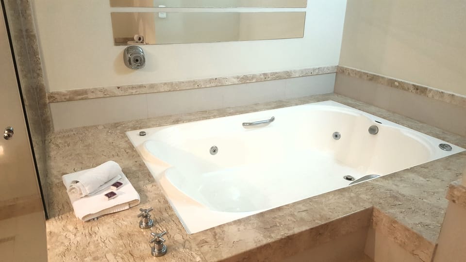 Suite Master | Jetted tub