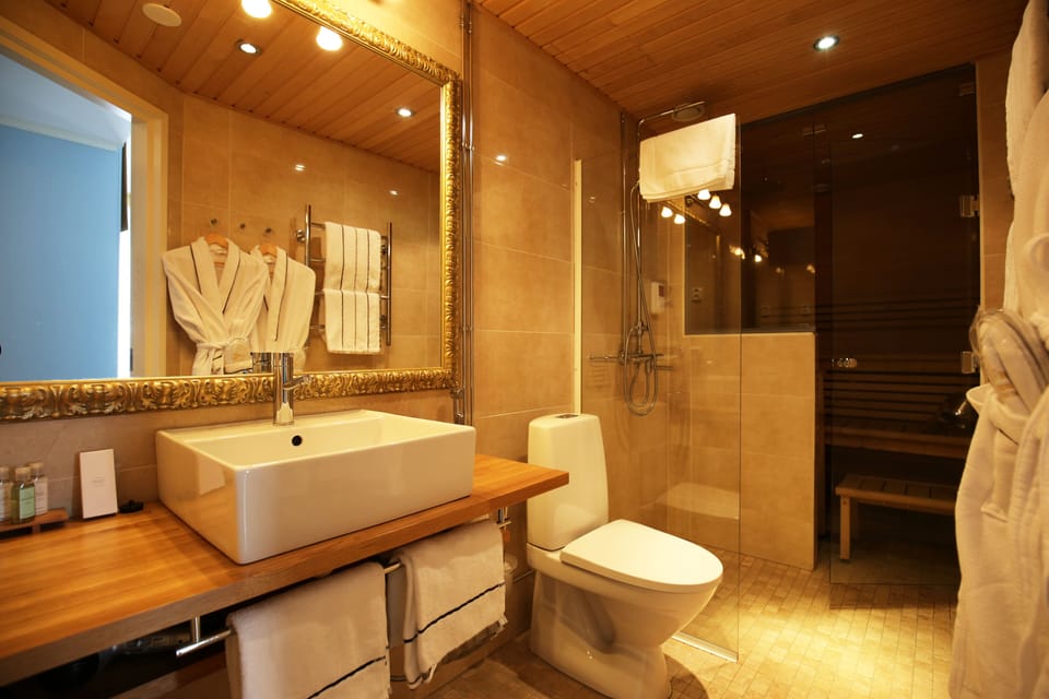 Suite | Bathroom | Shower, free toiletries, bidet, towels
