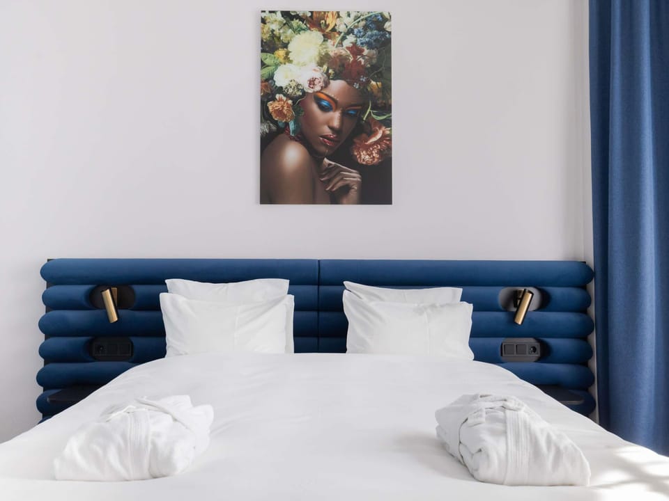 Suite (Tribe Extra) | Hypo-allergenic bedding, in-room safe, desk, laptop workspace
