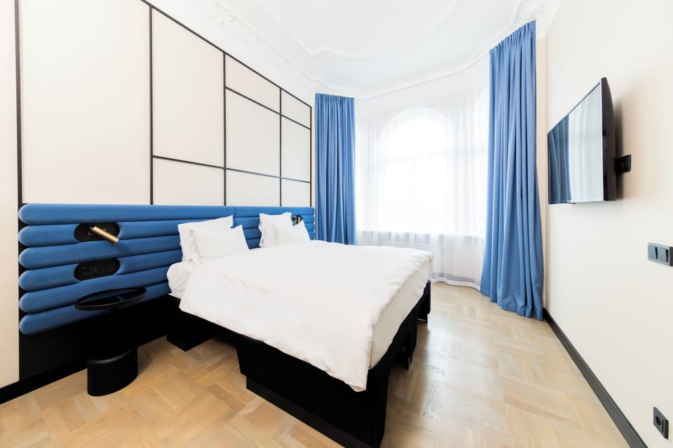 Suite (Tribe Extra) | Hypo-allergenic bedding, in-room safe, desk, laptop workspace