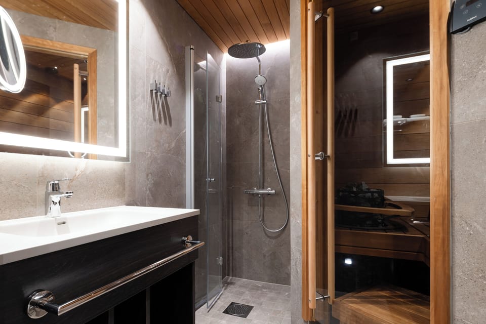 Superior Double Room | Bathroom | Shower, hair dryer, towels, soap