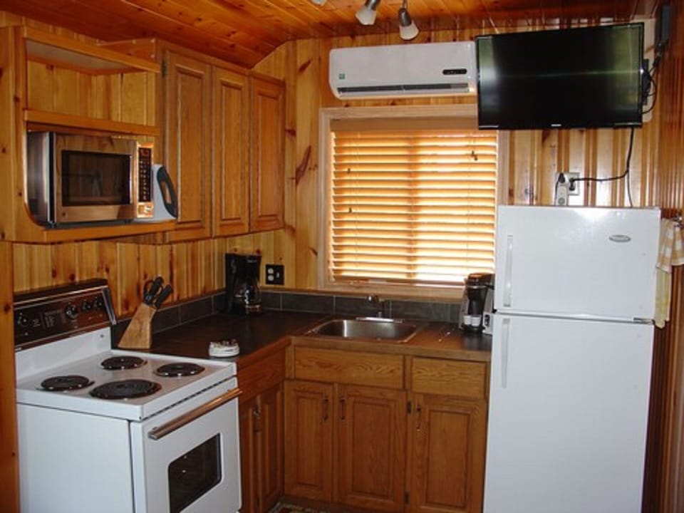 Cottage, 2 Bedrooms | Private kitchen | Coffee/tea maker, full-size fridge, microwave, oven