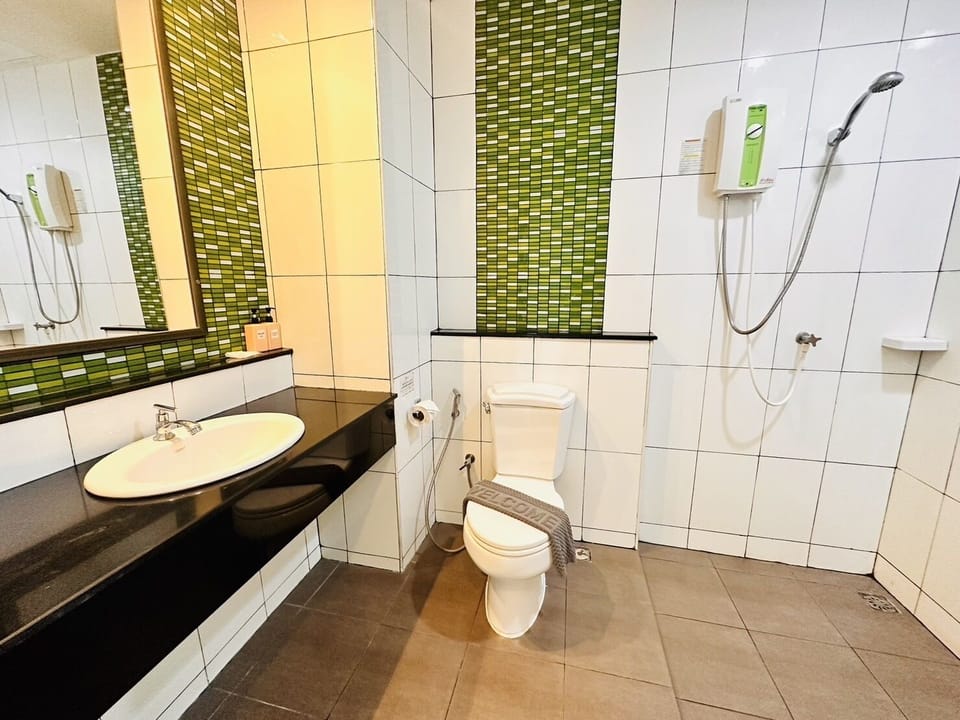 Superior Twin Room | Bathroom | Shower, free toiletries, towels