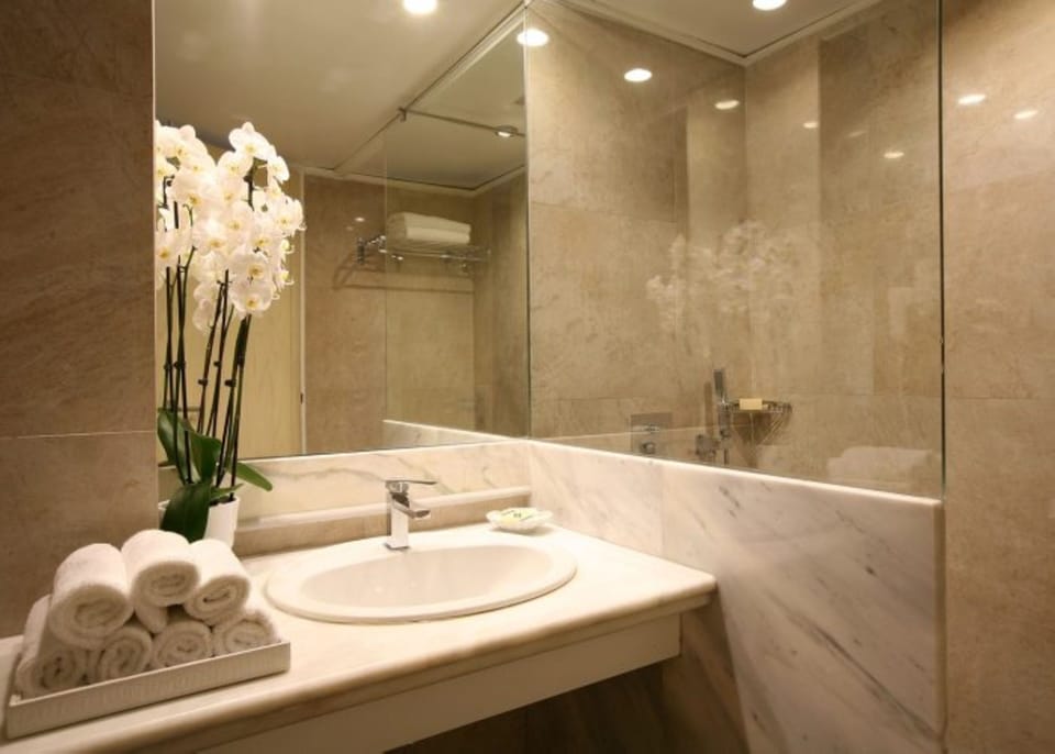 Junior Suite (Executive) | Bathroom amenities | Free toiletries, hair dryer, bathrobes, slippers