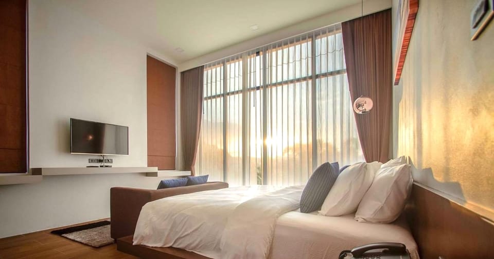  Deluxe Pool Access with Balcony  | Minibar, blackout drapes, WiFi (free), bed sheets
