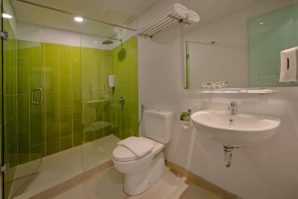Standard Double Room Single Use | Bathroom | Shower, slippers, towels