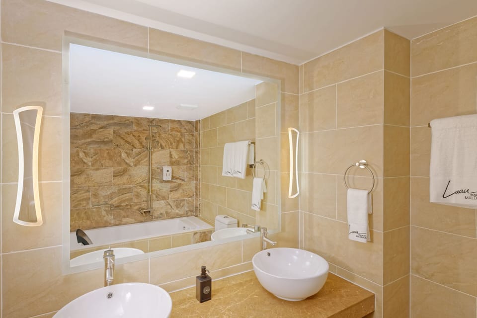 Family Quadruple Room | Bathroom | Shower, free toiletries, hair dryer, towels