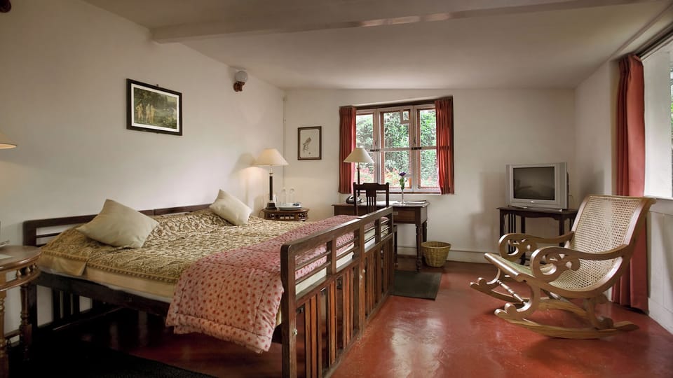 Heritage Romance | Minibar, desk, blackout drapes