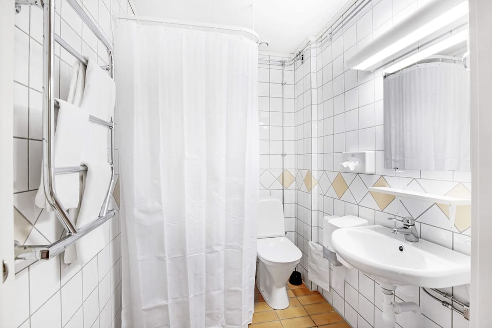 Standard Twin Room | Bathroom | Shower, free toiletries, hair dryer (on request), towels