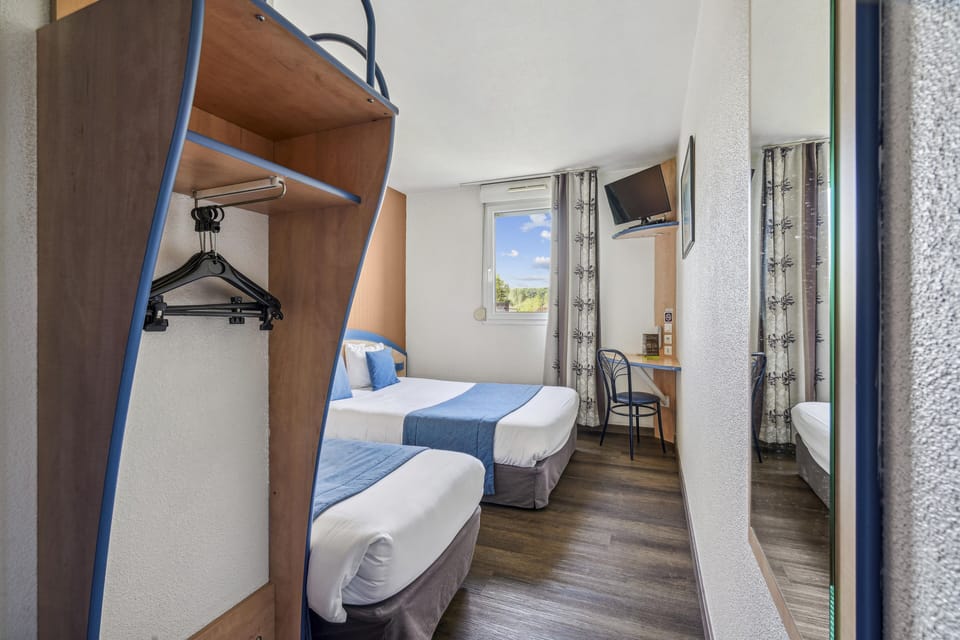 Triple Room | Desk, soundproofing, iron/ironing board, free cribs/infant beds