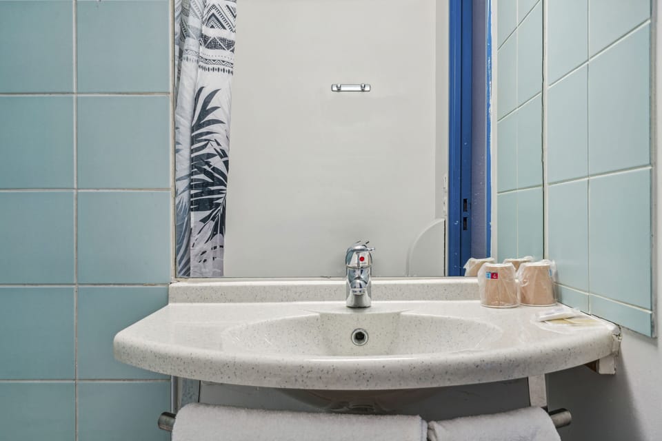 Shower, free toiletries, hair dryer