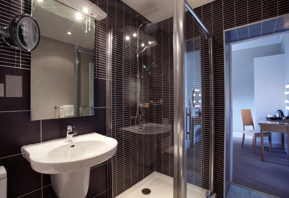 Superior Double Room, Sea View | Bathroom | Combined shower/tub, free toiletries, hair dryer, towels