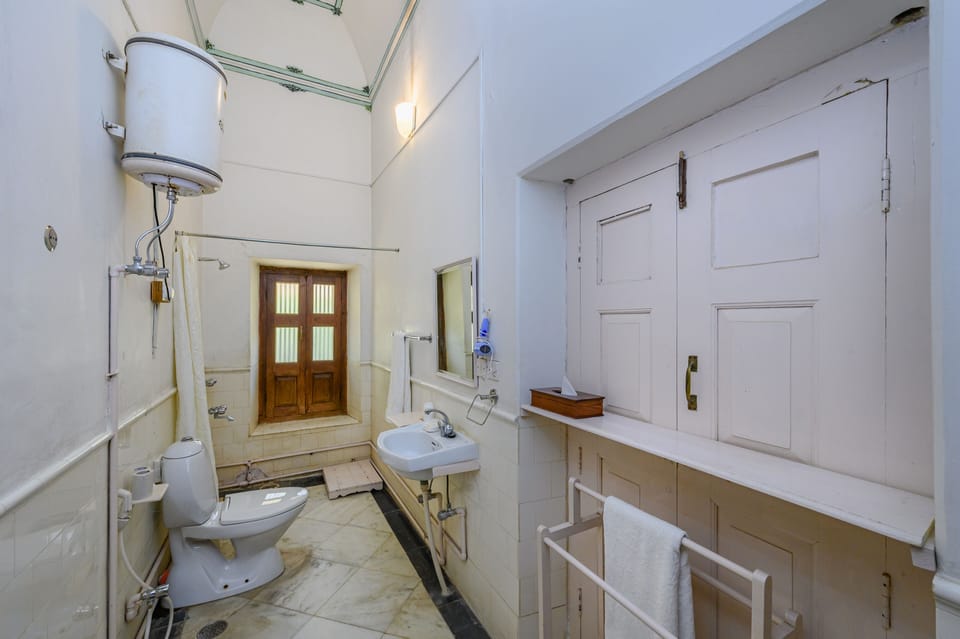 Heritage Comfort | Bathroom | Shower, free toiletries, bidet, towels