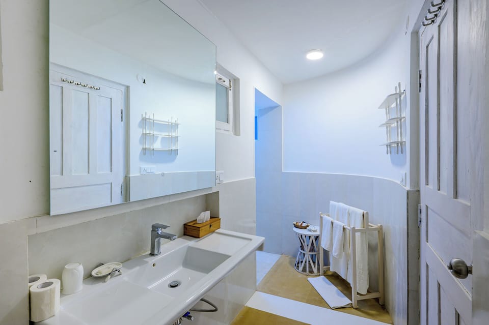 Grand Room | Bathroom | Shower, free toiletries, towels, soap