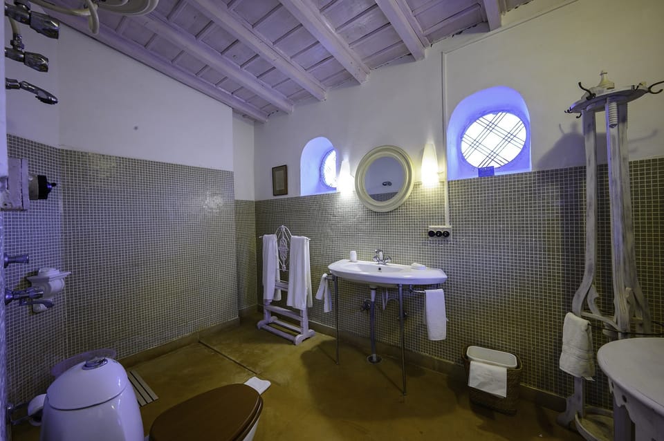 Heritage Smart | Bathroom | Shower, free toiletries, towels, soap