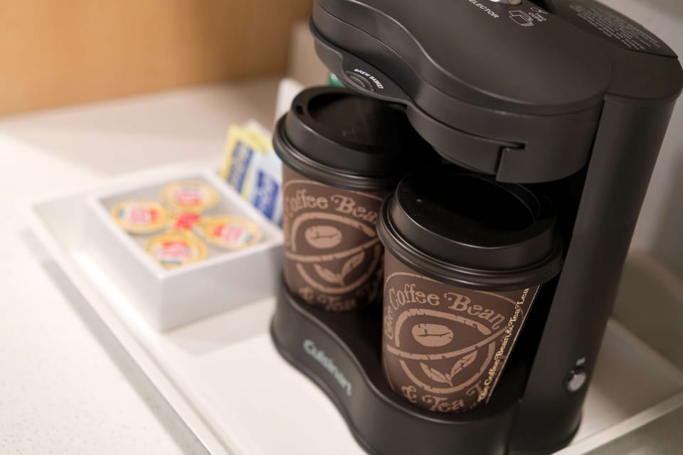 Full-size fridge, microwave, dishwasher, coffee/tea maker