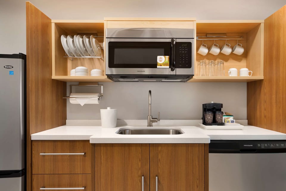 Full-size fridge, microwave, dishwasher, coffee/tea maker