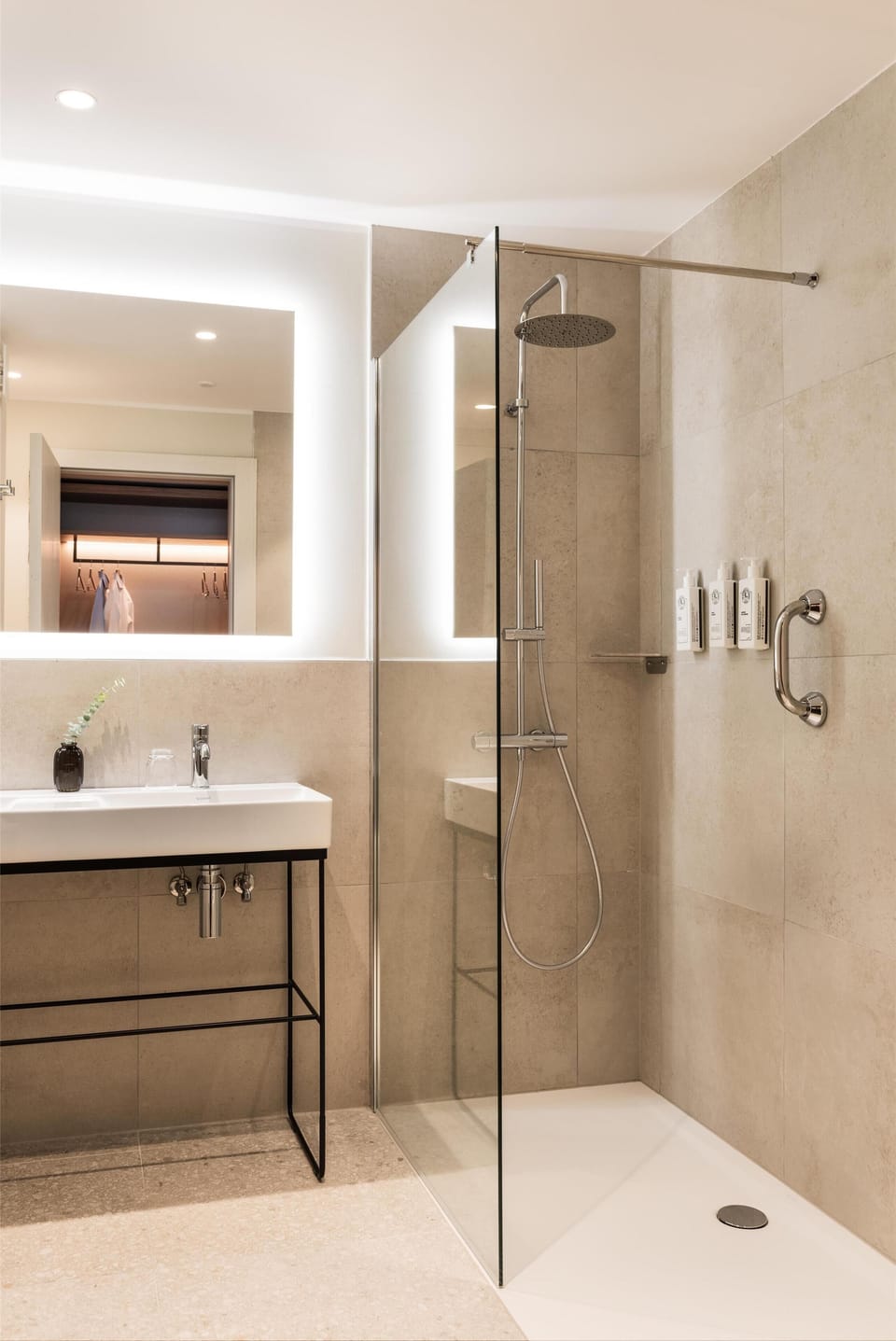 Junior Double Room, 1 King Bed | Bathroom | Shower, rainfall showerhead, hair dryer, bidet