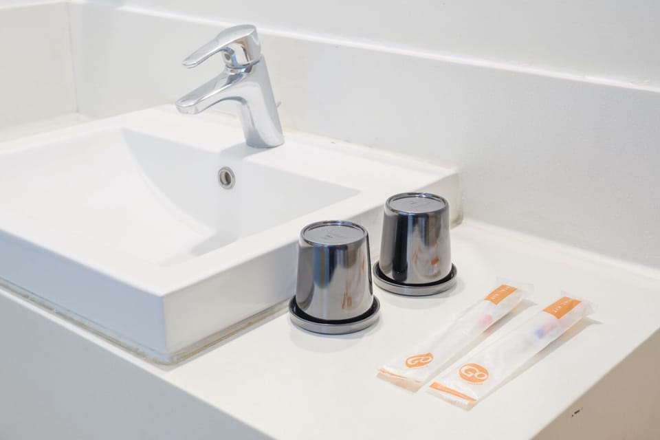 Shower, rainfall showerhead, free toiletries, hair dryer