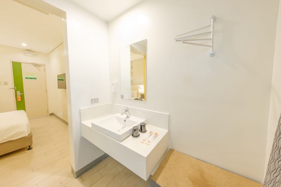 Shower, rainfall showerhead, free toiletries, hair dryer