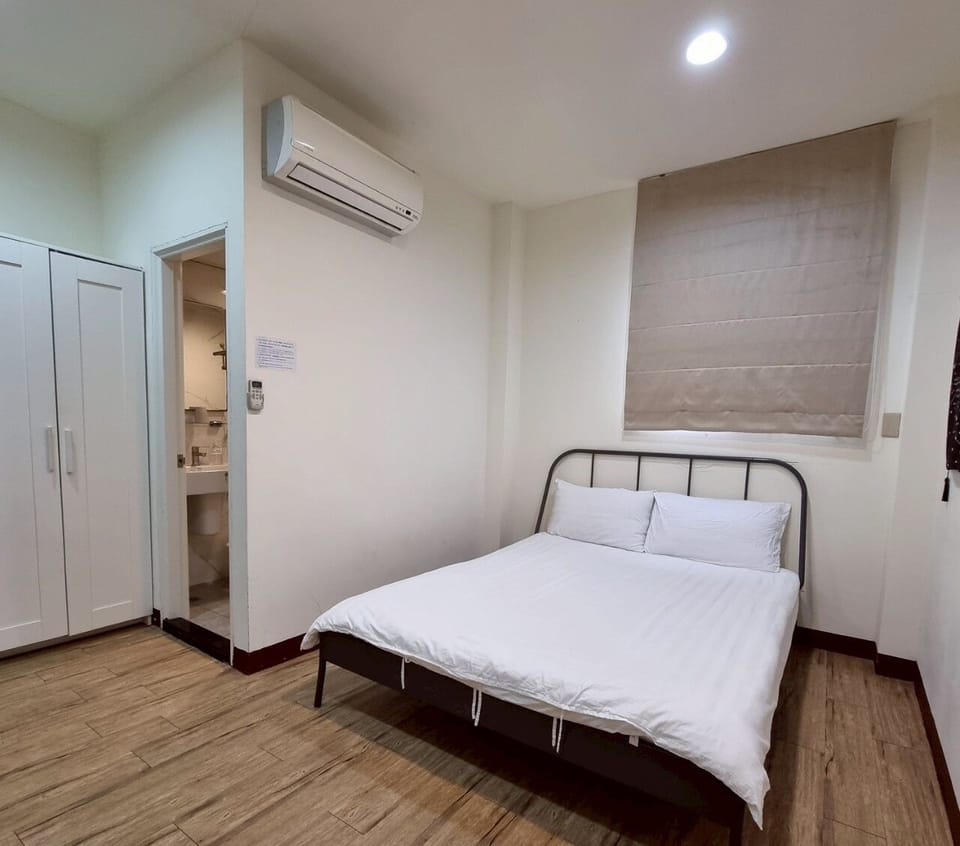 Deluxe Double Room, 1 Bedroom | Desk, blackout drapes, soundproofing, free WiFi