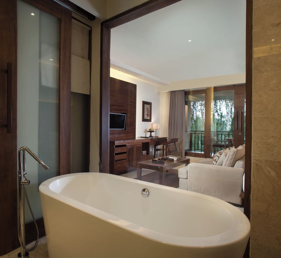 Junior Suite, Pool View | Minibar, in-room safe, desk, blackout drapes