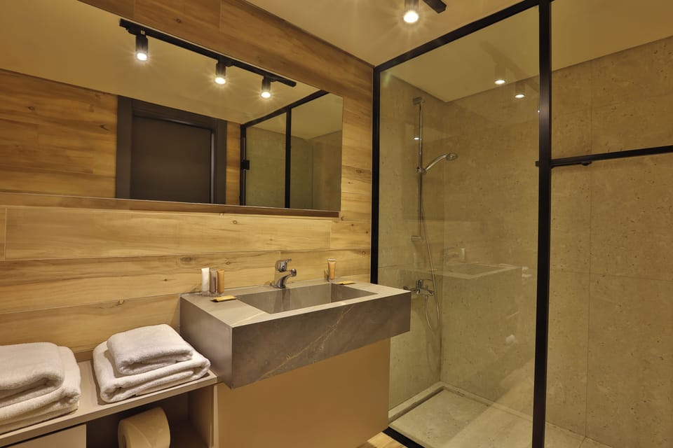 Shower, rainfall showerhead, free toiletries, hair dryer