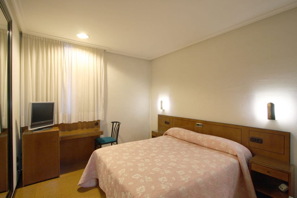 Double or Twin Room | Desk, blackout drapes, free cribs/infant beds, free WiFi