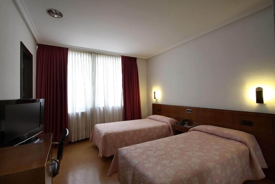 Triple Room | Desk, blackout drapes, free cribs/infant beds, free WiFi