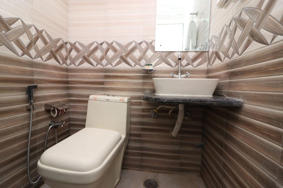 Deluxe Room | Bathroom | Shower, free toiletries, towels, soap