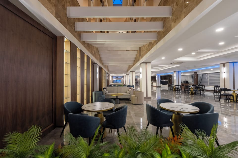 4 bars/lounges, poolside bar