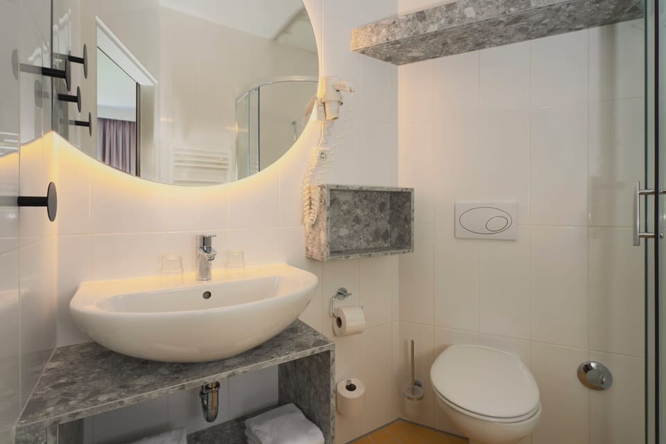Comfort Twin Room, Non Smoking, Refrigerator | Bathroom | Shower, hair dryer, bathrobes, towels