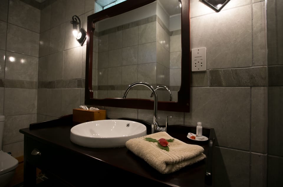 Classic Double or Twin Room | Bathroom sink