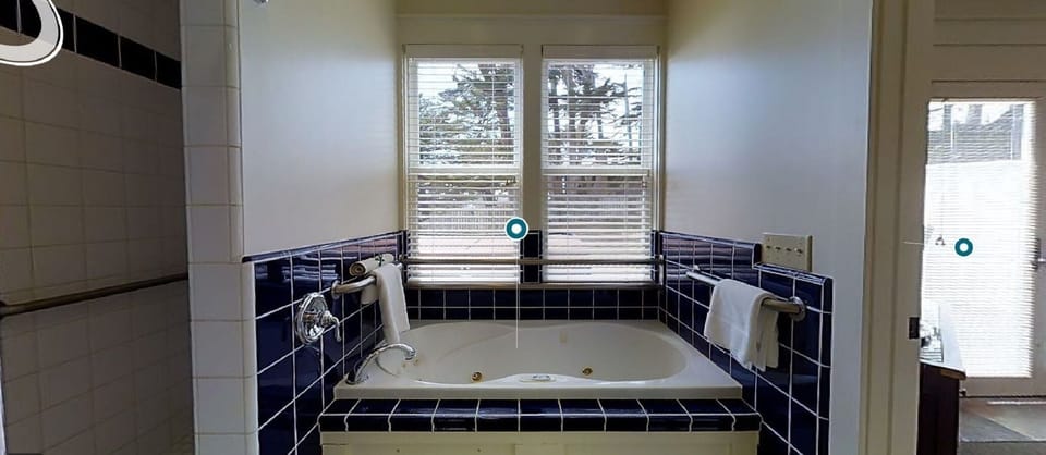 Suite, 1 King Bed, Garden View (No Pets or Children) | Bathroom | Towels