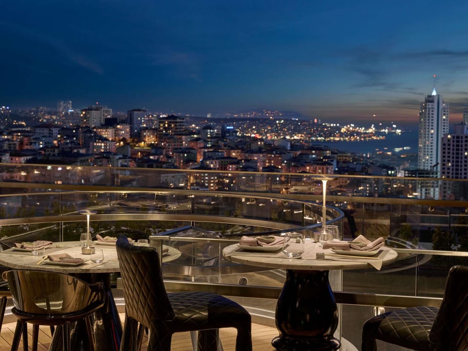 3 restaurants; breakfast, lunch, and dinner served