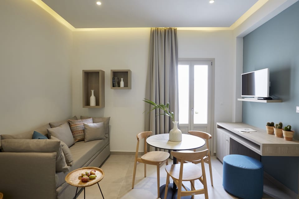 Family Suite | Minibar, in-room safe, desk, blackout drapes