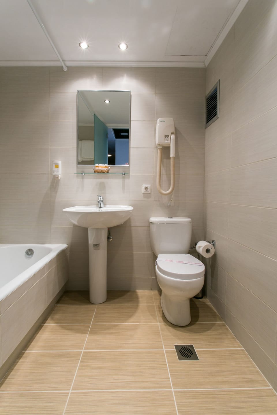 Economy Double/Twin Room | Bathroom | Shower, rainfall showerhead, designer toiletries, hair dryer