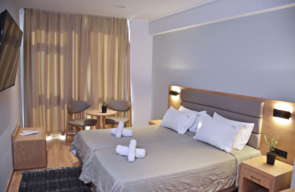 Double or Twin Room with Acropolis View | Premium bedding, free minibar items, desk, laptop workspace