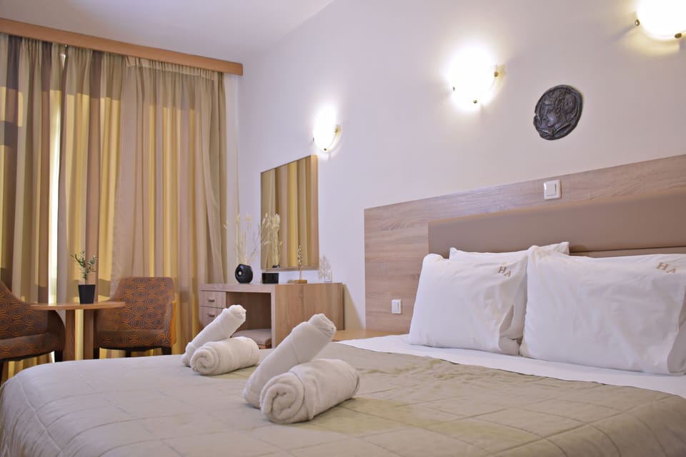 Economy Double/Twin Room | Premium bedding, free minibar items, desk, laptop workspace